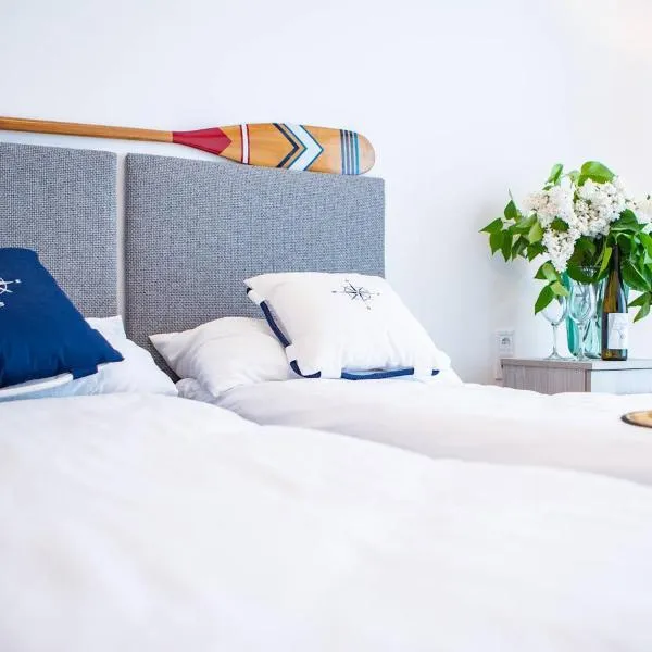 Relax place & restaurant، فندق في Zegrze Południowe