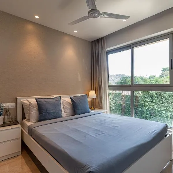 Entire One Bedroom Apartment - Hiranandani Gardens, Mumbai Powai, hotel in Mumbai