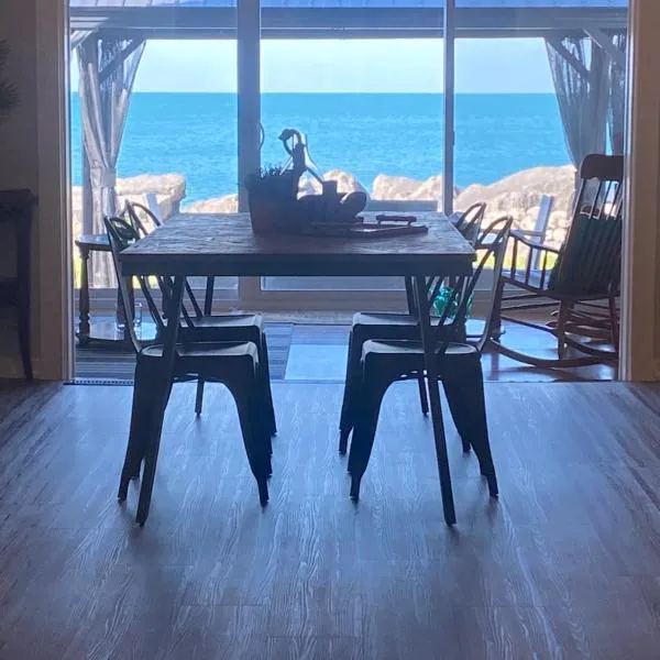 Casa Azul- Entire Lakefront Cottage with Hot Tub, hotel in Leamington