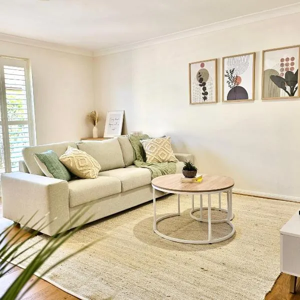 Cosy 3BR House, 7 mins drive to Macquarie Centre, 5 stars on AirB&B, hotelli kohteessa Sydney