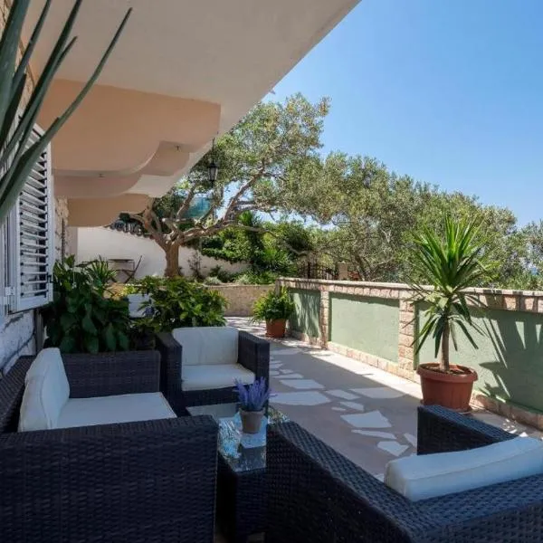 Relaxing Beach holiday house, hotel di Hvar