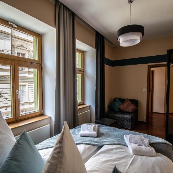 Wooden Design 2BDR Apartment near Eden Garden, Prague