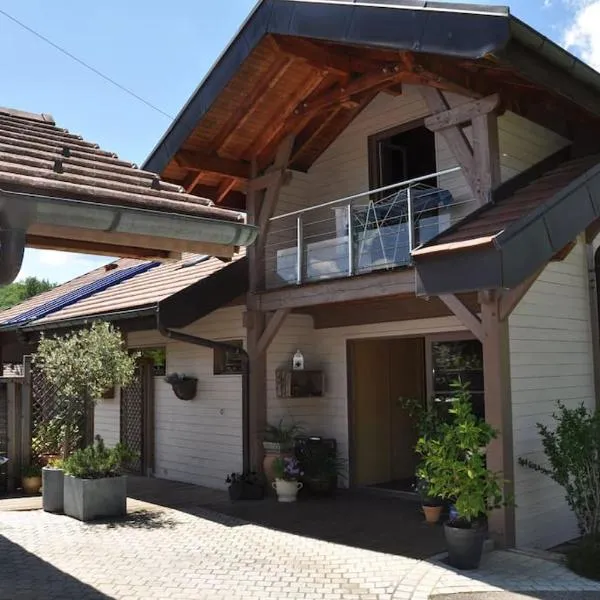 Appartement en duplex dans chalet à Talloires、La Pirrazのホテル