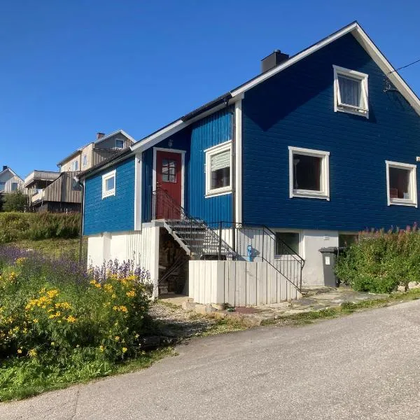 Blue House I at the end of the World, hotel v Mehamnu