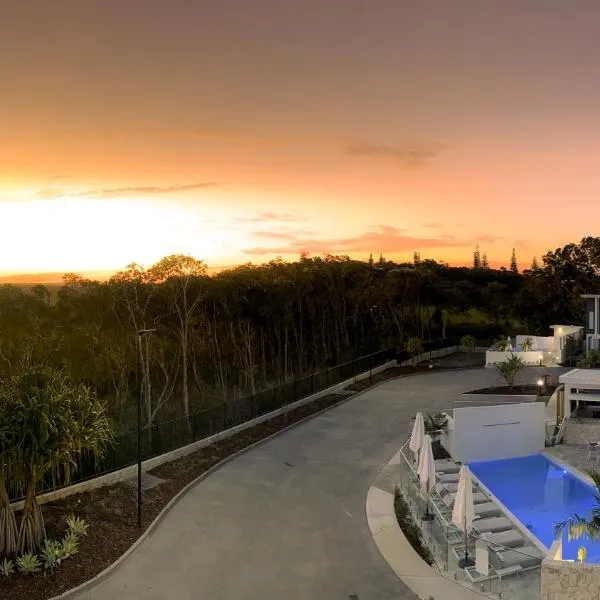 Essence Peregian Beach Resort - Saltbush 5 Bedroom Luxury Home, hotel v destinaci Peregian Beach