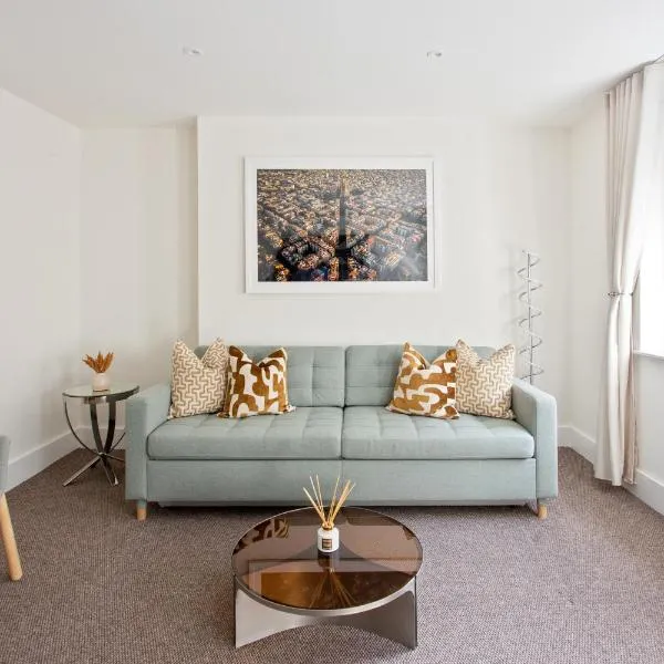2 Bedroom Apartments in Covent Garden Sleeps 6, hotel in London