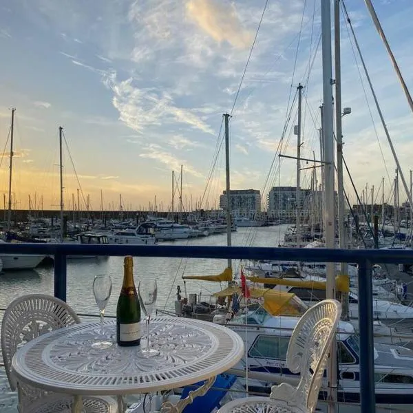 Seascape - Floating Home at Brighton Marina with free Parking, hotel in Brighton & Hove