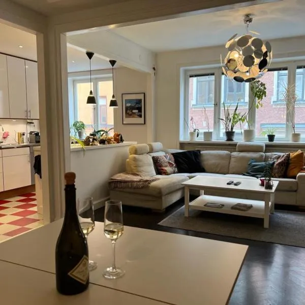 Apartment in the middle of So-Fo, Södermalm, 67sqm, hotel in Stockholm