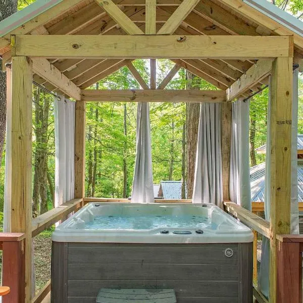 Stefan Cabin Nature-nested Tiny Home Hot Tub, hotel in Chattanooga