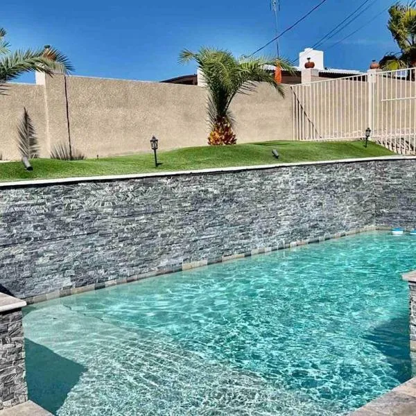 Paradise Oasis! Waterfall pool & spa, hotel v mestu Lake Havasu City