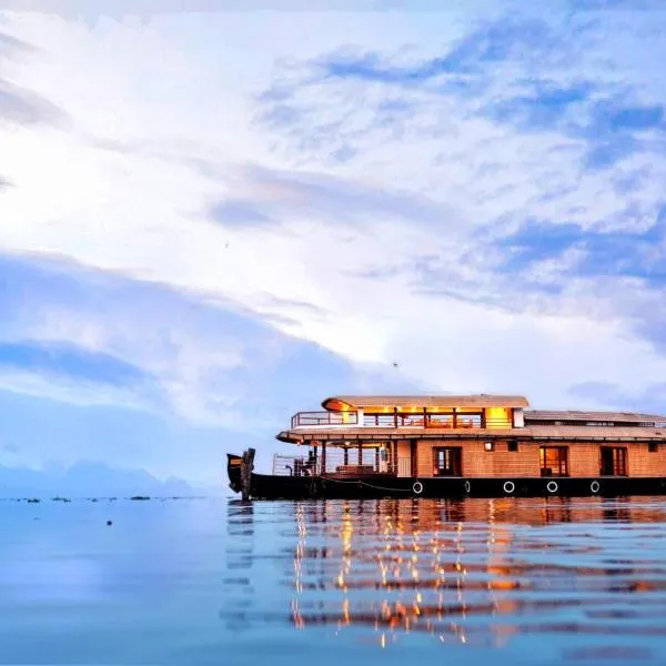IndraprasthamLakeCruise, hotel in Alleppey