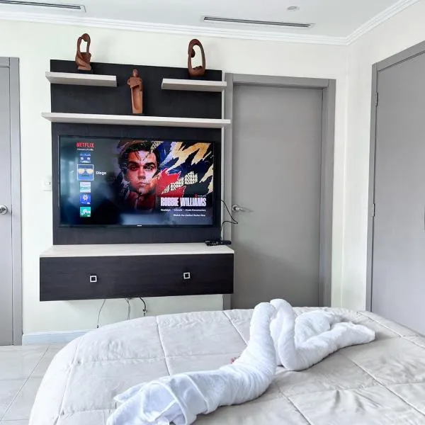 Depa de lujo con piscina y jacuzzi, hotel in Guayaquil