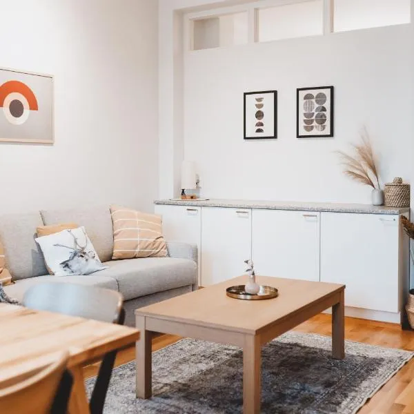 Central Top Floor Condo Overlooking Rooftops, hotel em Helsinque