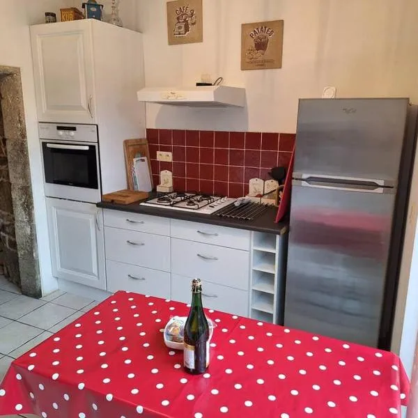 Maison en pierre proche mer, commerces et bus, hótel í Pordic