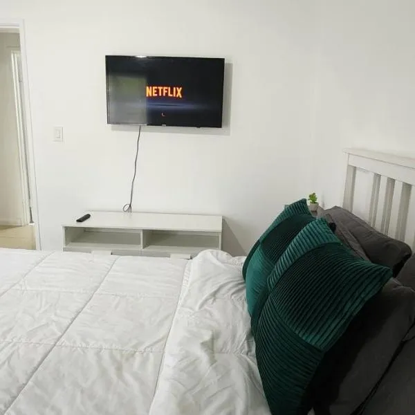 Bright & Comfortable Private Room in a Family Home, Shared nice Bath, hôtel à Tamarac