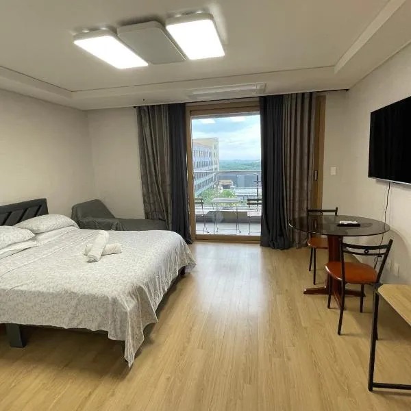 Spacious Luxury Condo w/ kitchen beside Hilton Clark D’Heights, hotel in Pampang