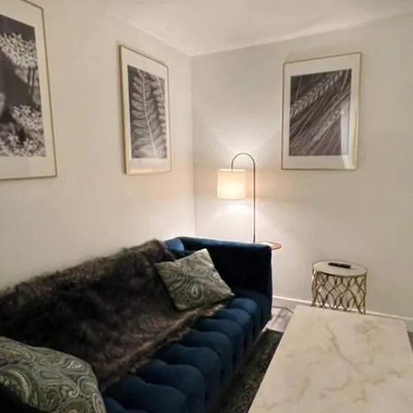 Classy single family house, walk to St Boniface, Hotel in Winnipeg