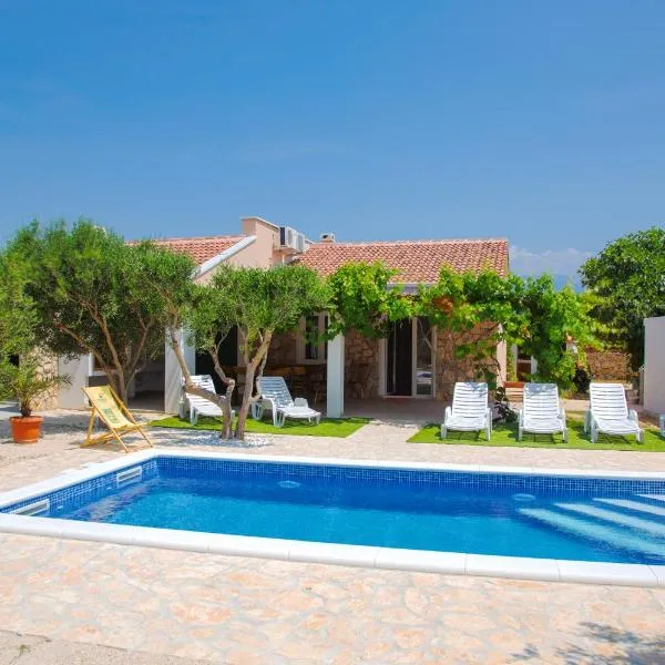 Holiday home Tina with Private Pool, hôtel à Novalja