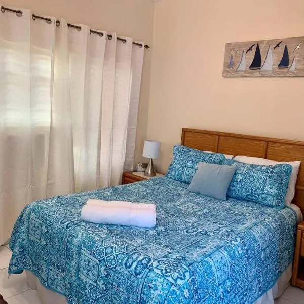 SUITE 4, BLUE PAVILION - Steps to BEACH, ξενοδοχείο σε West Bay