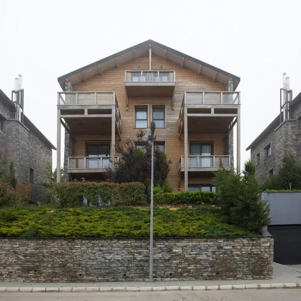 Gloom 3-BR Apt in Tilal Faqra, ξενοδοχείο σε Kfardebian