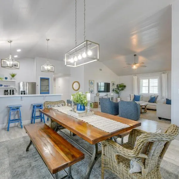 Private Pool and Furnished Deck Port Aransas Home!, hotel in Port Aransas