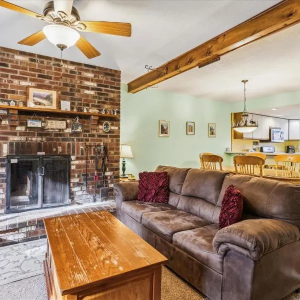 Two bedroom Townhouse within walking distance to all activities Glazebrook J4, hotel in Killington