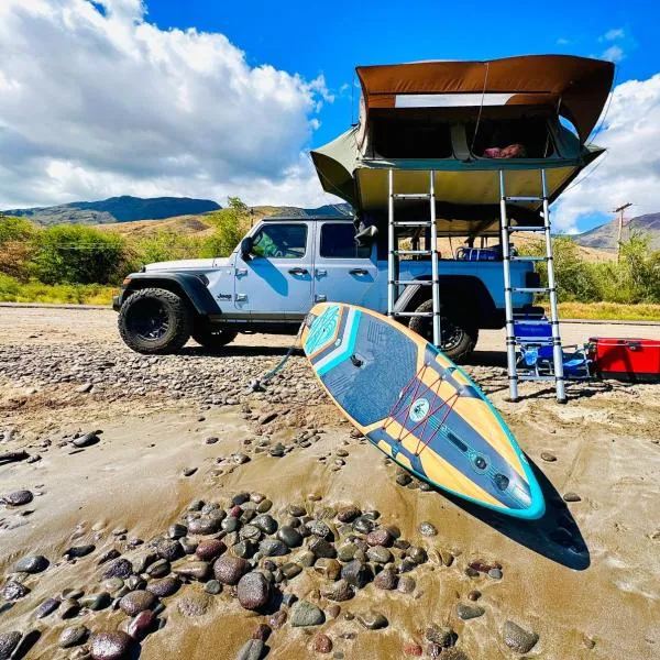 Explore Maui's diverse campgrounds and uncover the island's beauty from fresh perspectives every day as you journey with Aloha Glamp's great jeep equipped with a rooftop tent, hotel v destinaci Paia