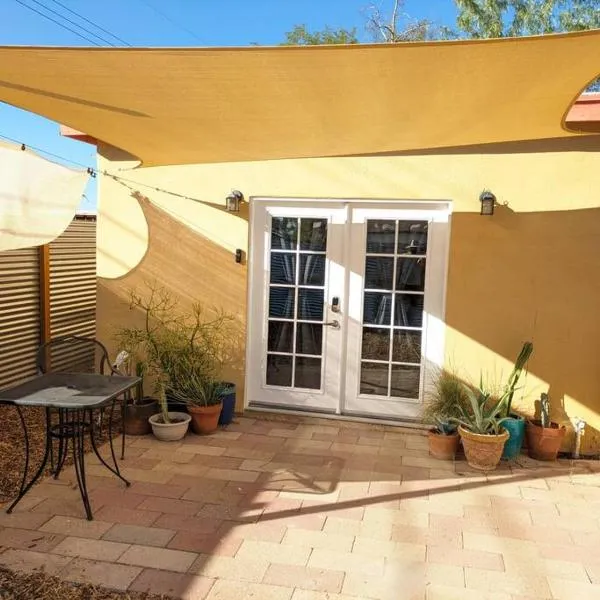 Guesthouse w/ private access and patio, khách sạn ở Tucson
