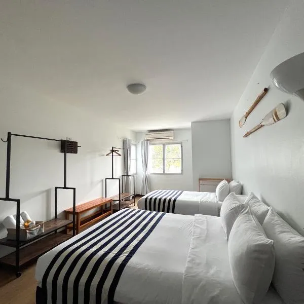 Nautical Home & Seashell House B&B, hotel in Khao Lak