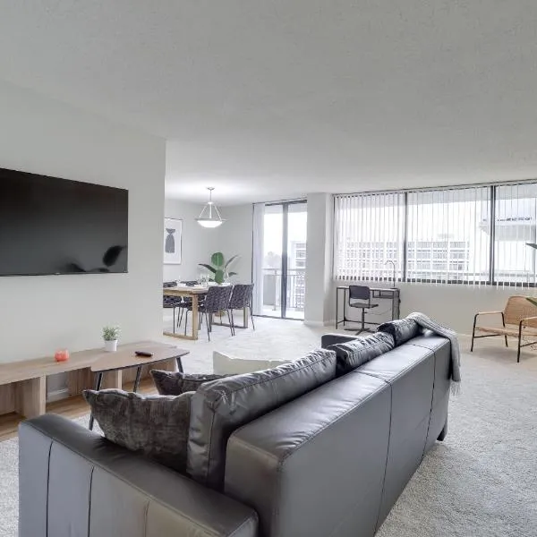 Located Crystal City Apt with Dazzling Amenities, hotel in Arlington