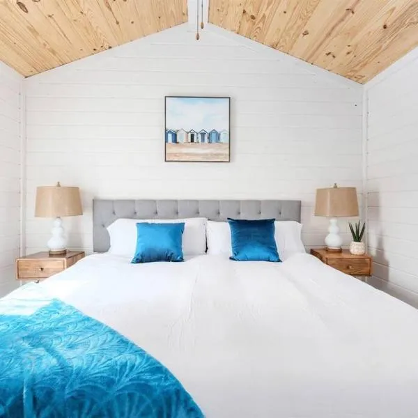 2 Villa D'Azur Luxury Tiny House Mins to Lake Guntersville, Downtown, Firepit, Hotel in Guntersville