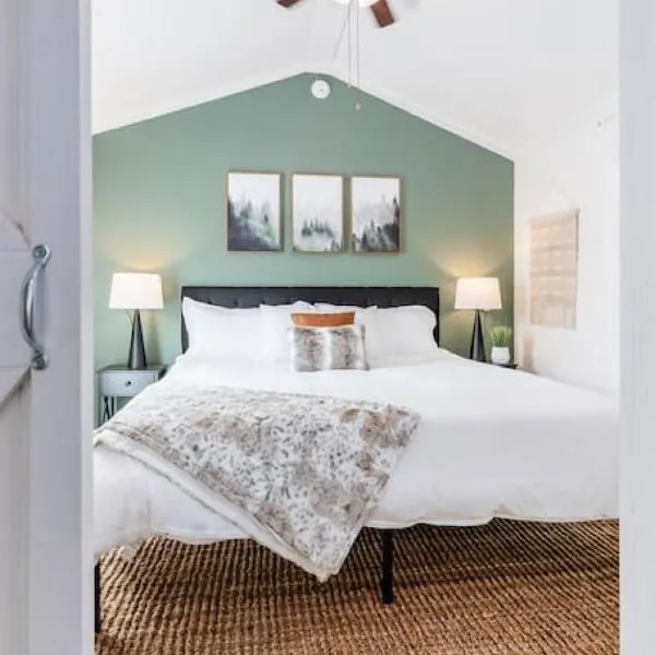 Luxury Tiny House Mins to Lake, Downtown Guntersville Boat Parking, Hotel in Guntersville