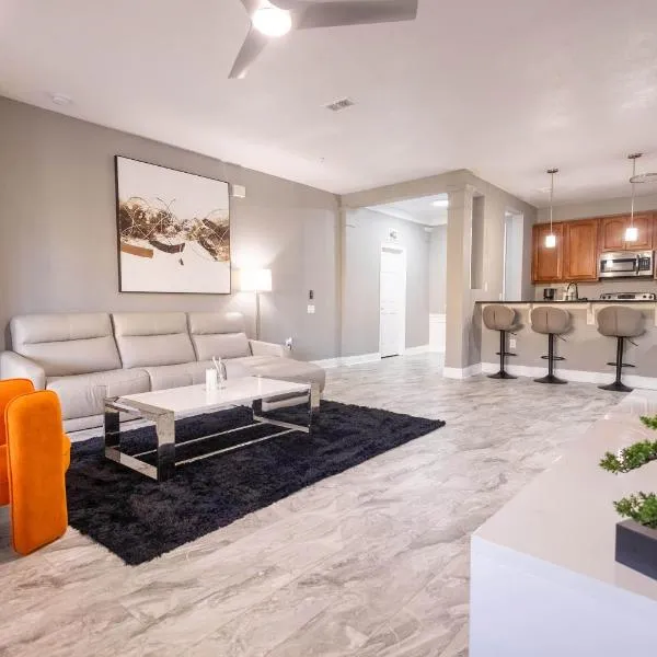 DISNEY PARKS- International Dr - Orlando Luxury Condominium- Fully Equipped - 3bed & 2 bath-, hotel in Orlando