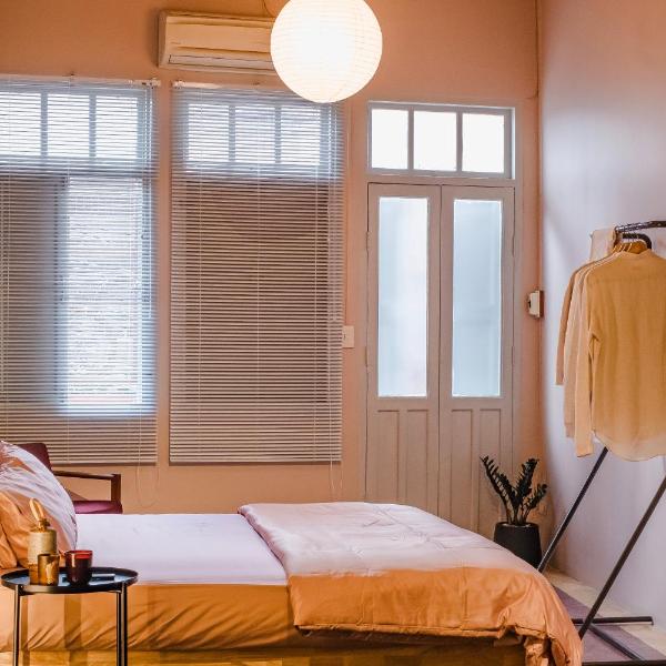 Cozy Room at The Coffee Store Charoenkrung, Bangkok