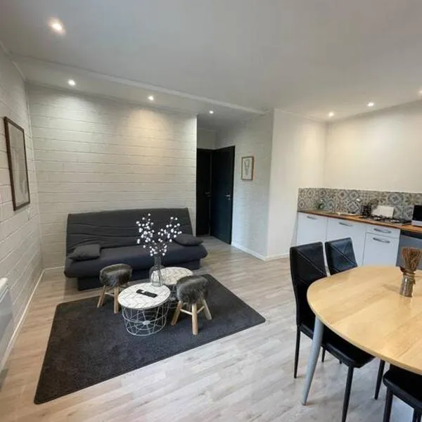 Les Chalets du Mancel - Chalet Tennessee - 500 m Bouleries Jump , 10 min du circuit des 24h, hotel v destinaci Parence