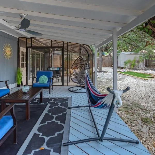 Beautiful Home With Sunroom, Gameroom, Yard & Bbq, Hotel in San Antonio