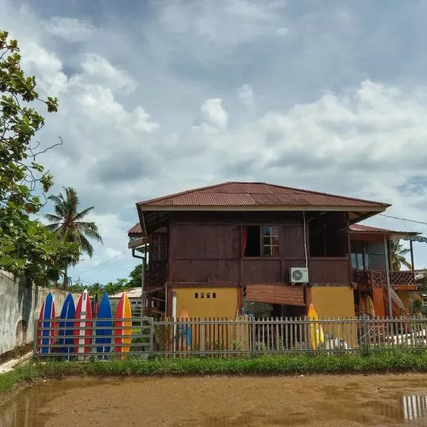 Arya's Surf Camp Cimaja, hotel v destinaci Sukabumi