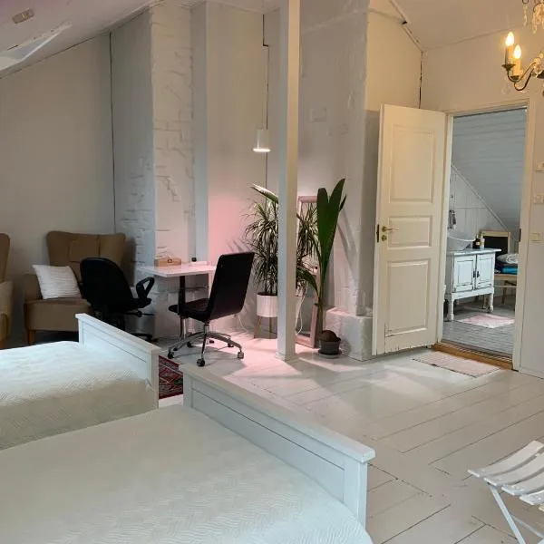 Tampere keskusta ainutlaatuinen iso huone oma kph puutalo-osakkeessa, hôtel à Tampere