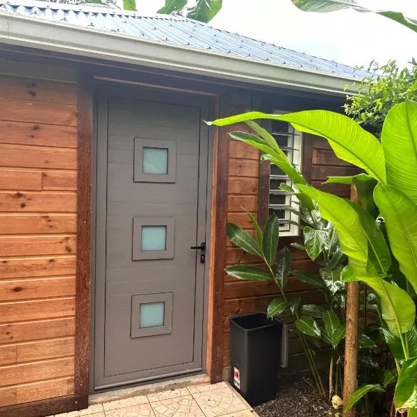 Joli bungalow fleuri, khách sạn ở Les Abymes