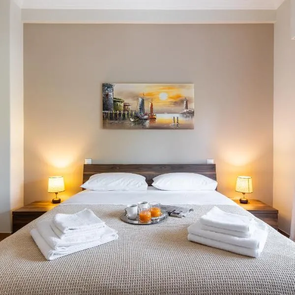 Renovated apartment near Acropolis, hotel ad Atene