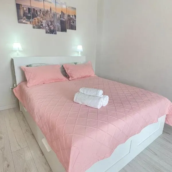 # 50 Солнечная комфортная студия, hotel in Atyraū