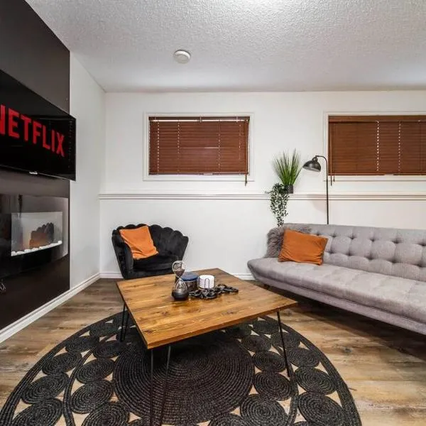 Chic Modern Vibes - KING Bed - Fireplace - Sleeps 4 - Wifi, hotel v destinaci Edmonton