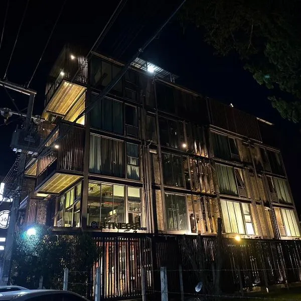 The Loft Bar365, hotel en Buriram