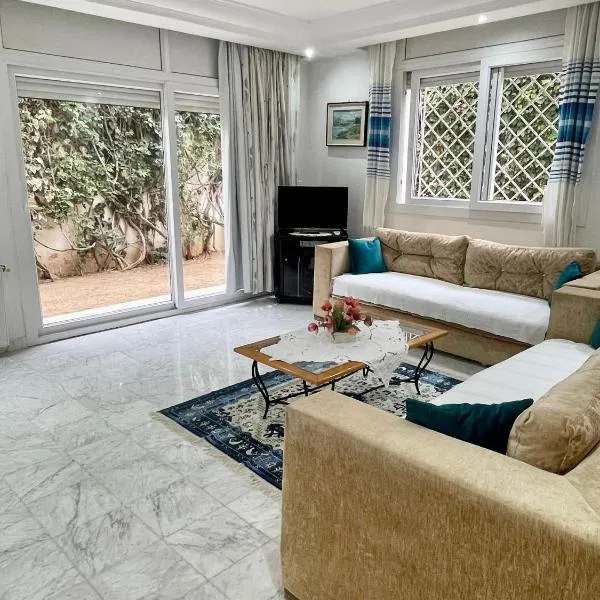Étage de Villa avec jardin, près de l'aireport et parking privé, hotel in Ariana