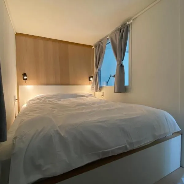 Entire renovated apartment from 1780 with Kitchen, Bath, Bedroom, and Living Room in Skuteviken, hotel in Bergen