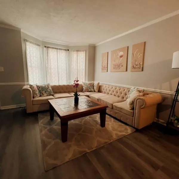 Recently Renovated Condo!, hotel in Athens