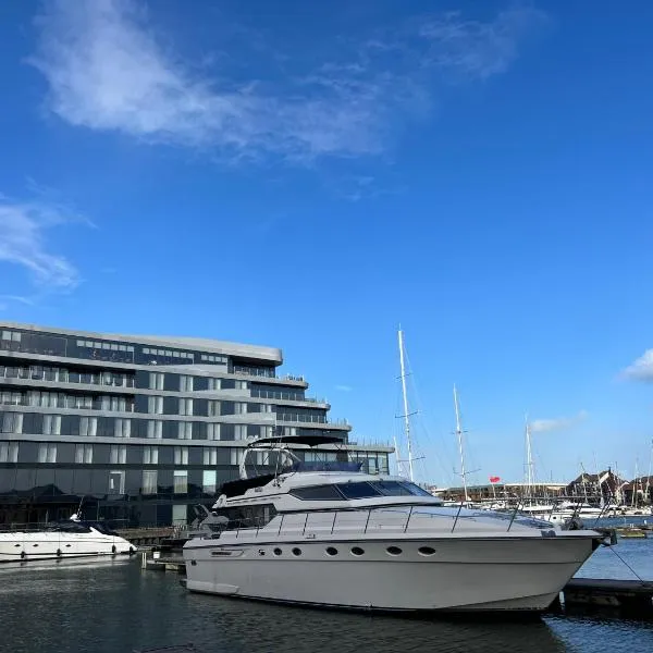 SUPERYACHT ON TOWN QUAY MARINA, SOUTHAMPTON - Very close to city centre and cruise terminals - free parking included, hotel in Southampton