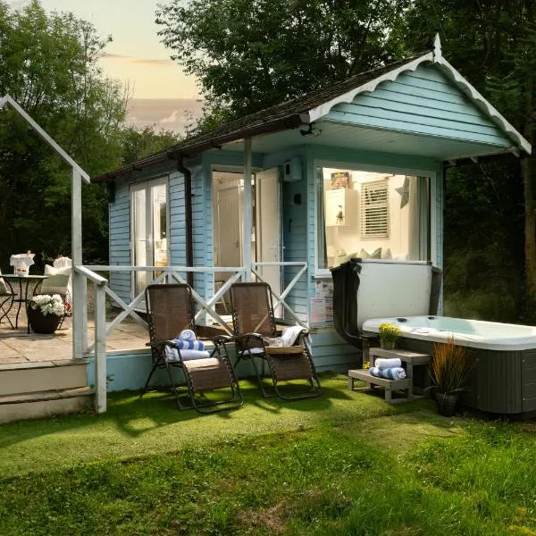 Art Studio - Connect to Nature in the Hot Tub at Cosy Studio, ξενοδοχείο σε Blandford Forum