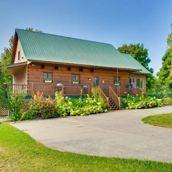 Warm and Cozy Clayton Cabin Near St Lawrence River!, hotel v destinaci Clayton