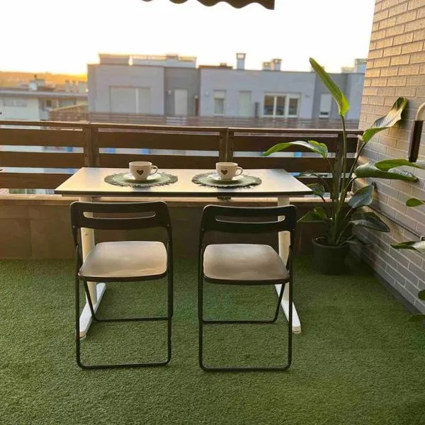 Luminoso ático con terraza, hotel in Santander